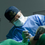 Cirurgia plástica minimamente invasiva reduz impacto e aumenta segurança, explica Milton Seigi Hayashi.