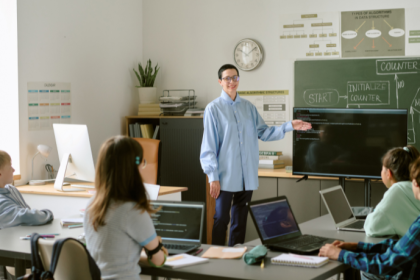 Ensino de programação na escola: Conheça os caminhos pedagógicos com robótica educacional no desenvolvimento de habilidades digitais. Conteúdo de Gustavo Adolfo Morceli Rodrigues.