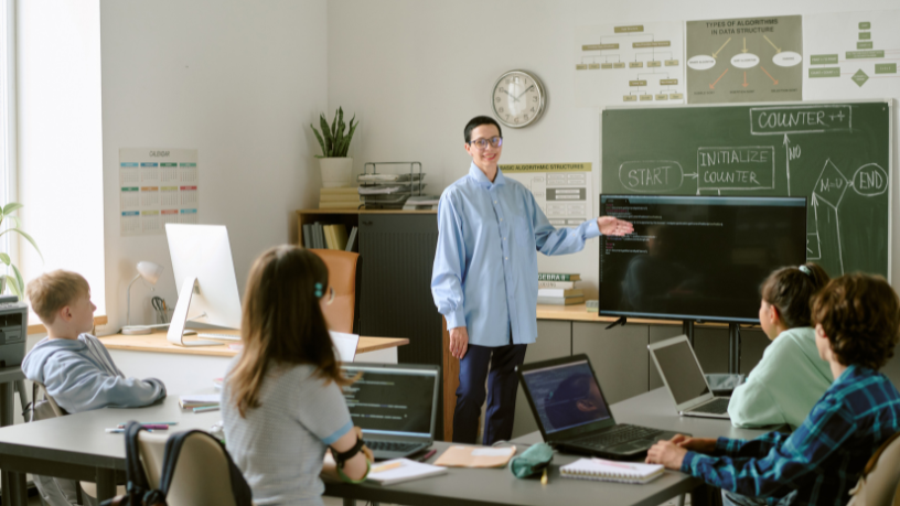 Ensino de programação na escola: Conheça os caminhos pedagógicos com robótica educacional no desenvolvimento de habilidades digitais. Conteúdo de Gustavo Adolfo Morceli Rodrigues.