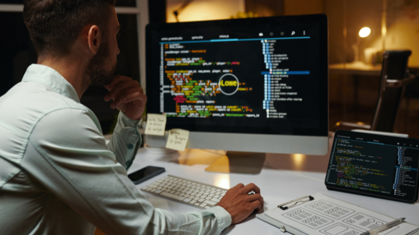 O ensino de programação na escola: conheça os caminhos pedagógicos com robótica educacional como estratégia de aprendizagem ativa. Produção de Gustavo Adolfo Morceli Rodrigues.