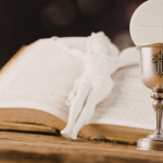 A sacralidade do espaço litúrgico expressa a presença do mistério e orienta a vivência da fé, como ensina Jose Eduardo De Oliveira e Silva.