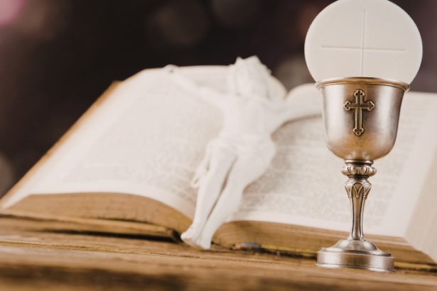 A sacralidade do espaço litúrgico expressa a presença do mistério e orienta a vivência da fé, como ensina Jose Eduardo De Oliveira e Silva.