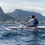 Canoísta em uma embarcação oceânica navegando em mar aberto durante uma competição esportiva