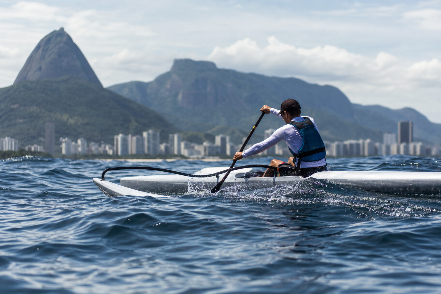 Canoísta em uma embarcação oceânica navegando em mar aberto durante uma competição esportiva