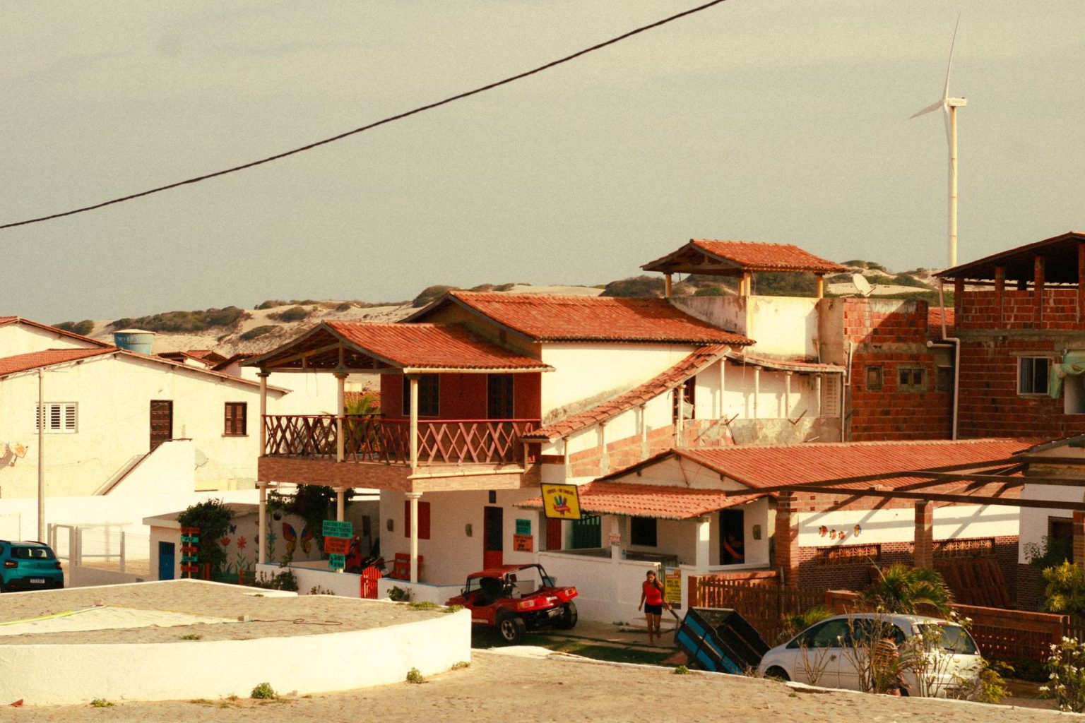 Casas tradicionais de uma comunidade costeira brasileira sob céu claro.