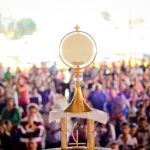 Ostensório dourado é exibido durante uma celebração católica no Brasil.