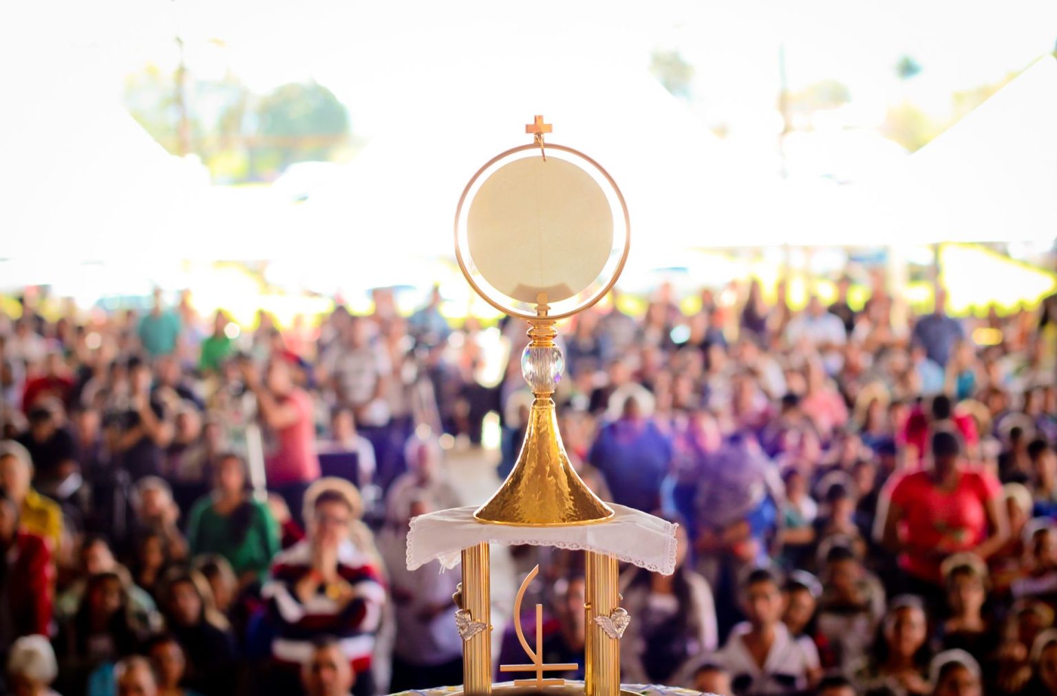 Ostensório dourado é exibido durante uma celebração católica no Brasil.