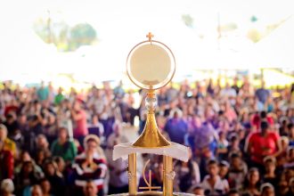 Ostensório dourado é exibido durante uma celebração católica no Brasil.