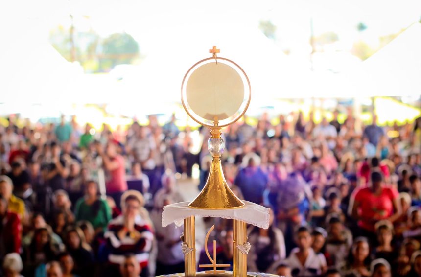Ostensório dourado é exibido durante uma celebração católica no Brasil.