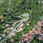 Vista aérea de um bairro residencial com ruas sinuosas e áreas verdes.