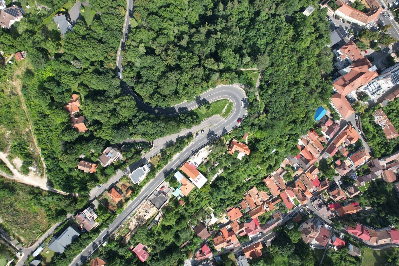 Vista aérea de um bairro residencial com ruas sinuosas e áreas verdes.